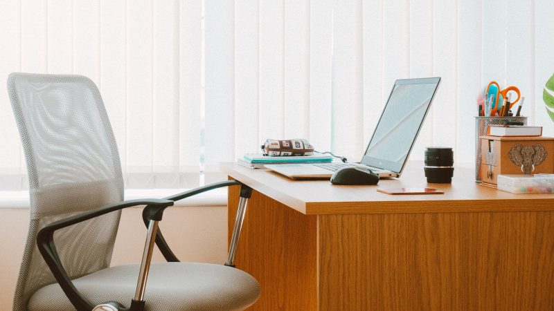 Få et skrivebord, som passer ind i dit kontor og følger de moderne retninger  